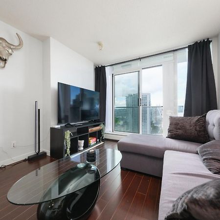 Central 1-Bedroom Apartment With Pool, Jacuzzi & Sauna Vancouver Exterior foto