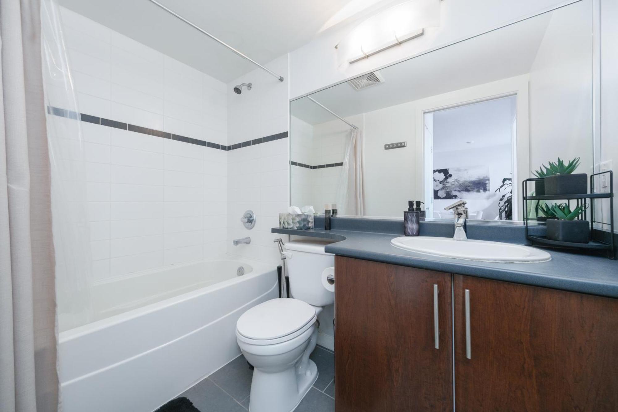 Central 1-Bedroom Apartment With Pool, Jacuzzi & Sauna Vancouver Exterior foto